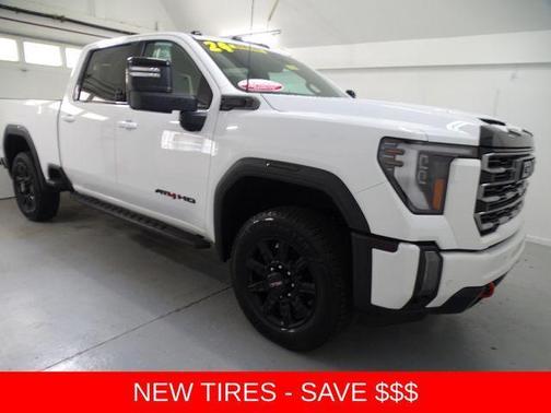 Summit White 2024 GMC Sierra 2500 AT4