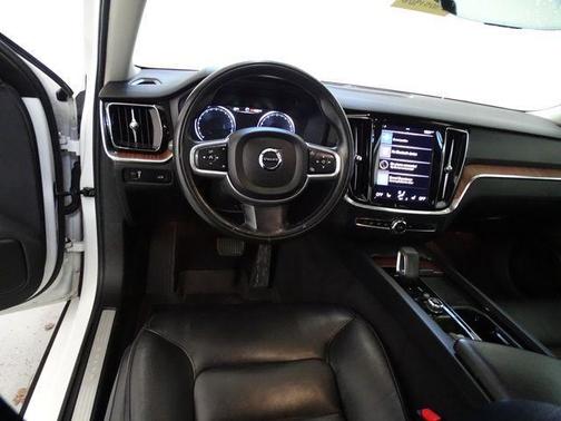 2022 Volvo S60 B5 Momentum