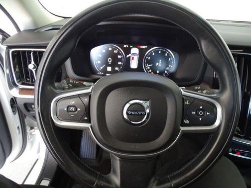 2022 Volvo S60 B5 Momentum