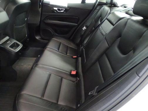 2022 Volvo S60 B5 Momentum