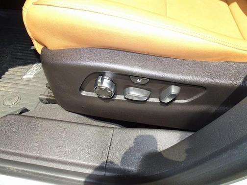 Photo 3 of 29 of 2019 Cadillac XT4 Premium Luxury