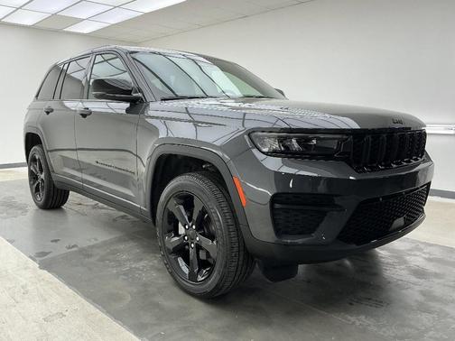 Metallic 2025 Jeep Grand Cherokee Laredo