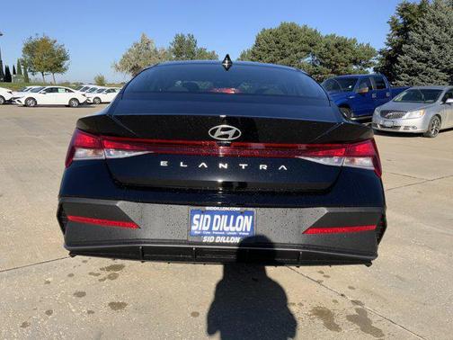 2025 Hyundai ELANTRA SE