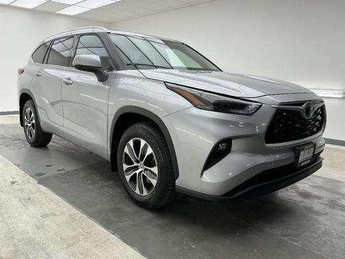 Celestial Silver Metallic 2022 Toyota Highlander Hybrid XLE