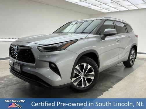 Celestial Silver Metallic 2022 Toyota Highlander Hybrid XLE