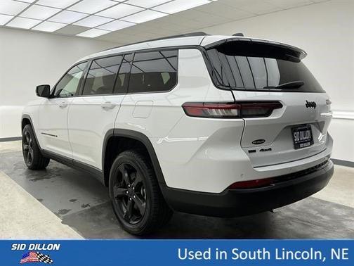 Bright White Clearcoat 2022 Jeep Grand Cherokee L Laredo