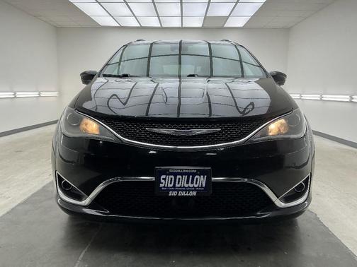 Brilliant Black Crystal Pearlcoat 2019 Chrysler Pacifica Touring-L Plus