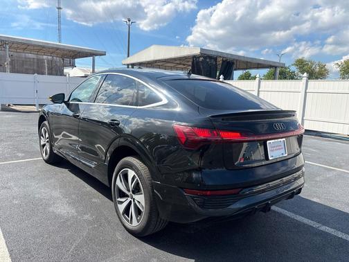Mythos Black Metallic 2024 Audi Q8 e-tron Sportback S line Premium Plus