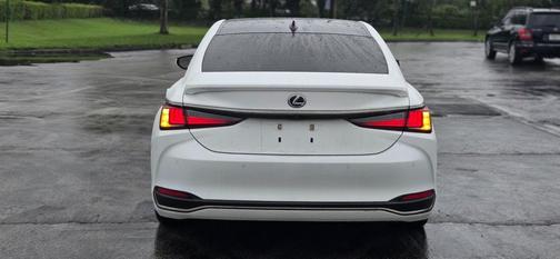 2022 Lexus ES 300h F SPORT