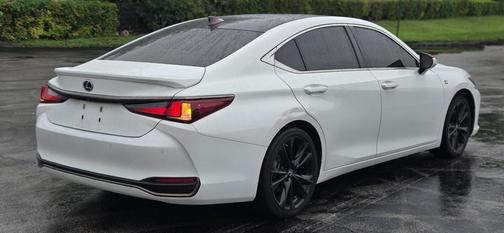 2022 Lexus ES 300h F SPORT