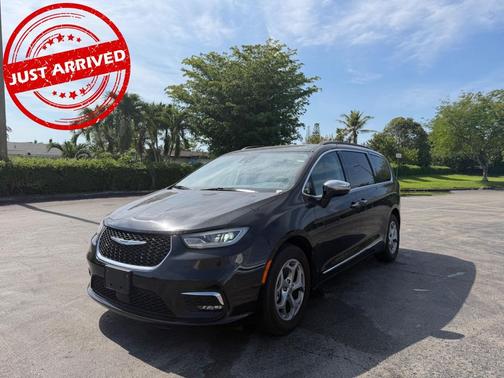 Brilliant Black Crystal Pearlcoat 2023 Chrysler Pacifica Limited