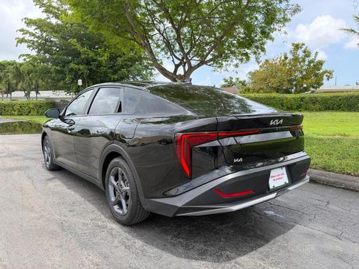 Aurora Black Pearl 2025 Kia K4 LXS