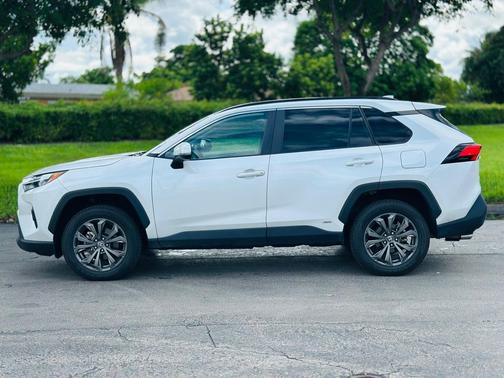 2023 Toyota RAV4 Hybrid XLE Premium