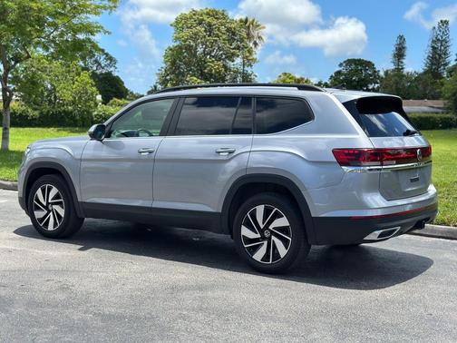 Silver Mist Metallic 2025 Volkswagen Atlas 2.0T SE w/Technology
