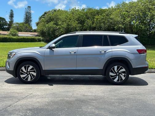 Silver Mist Metallic 2025 Volkswagen Atlas 2.0T SE w/Technology