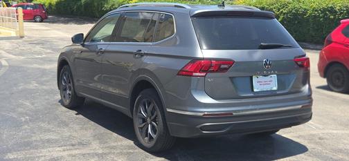Platinum Gray Metallic 2023 Volkswagen Tiguan 2.0T SE