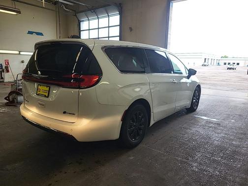 Bright White Clearcoat 2023 Chrysler Pacifica Hybrid Limited