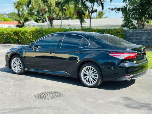 2020 Toyota Camry Hybrid XLE