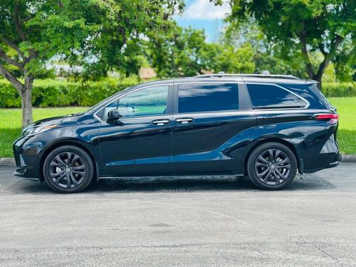 2022 Toyota Sienna XSE 7 Passenger