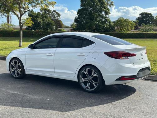 2019 Hyundai ELANTRA SE