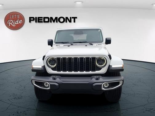 Bright White Clearcoat 2026 Jeep Gladiator Sahara