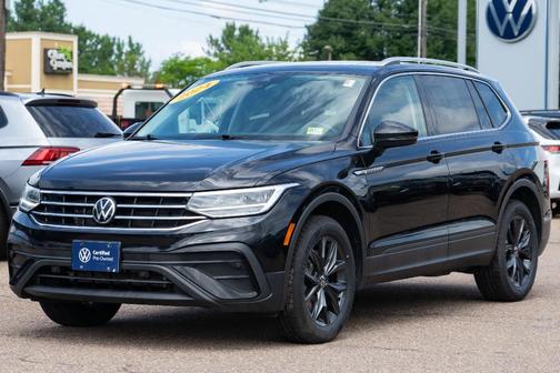 Deep Black Pearl Effect 2024 Volkswagen Tiguan 2.0T SE