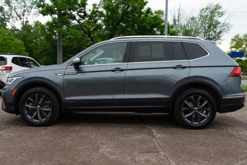 Platinum Gray Metallic 2022 Volkswagen Tiguan 2.0T SE