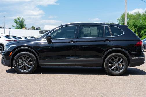 Deep Black Pearl Effect 2024 Volkswagen Tiguan 2.0T SE