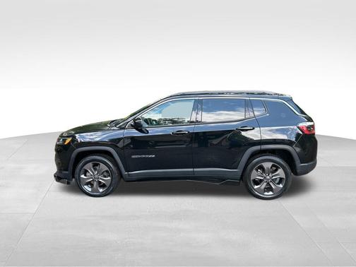 Diamond Black Crystal Pearlcoat 2022 Jeep Compass Latitude Lux