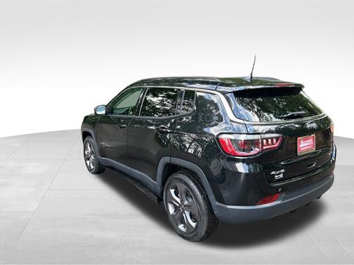 Diamond Black Crystal Pearlcoat 2022 Jeep Compass Latitude Lux
