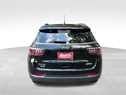 Diamond Black Crystal Pearlcoat 2022 Jeep Compass Latitude Lux
