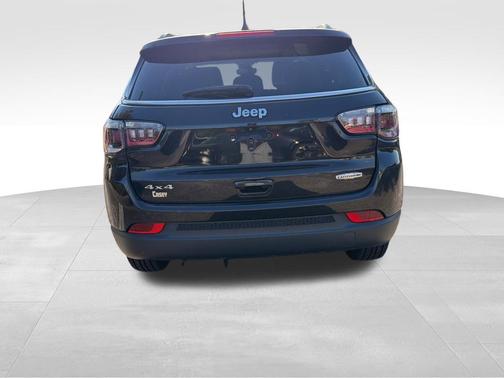 Diamond Black Crystal Pearlcoat 2022 Jeep Compass Latitude Lux