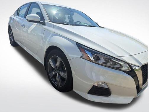 Pearl White 2021 Nissan Altima 2.5 SV