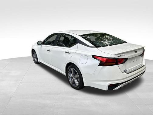Pearl White 2021 Nissan Altima 2.5 SV