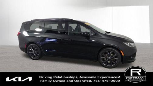 Brilliant Black Crystal Pearlcoat 2018 Chrysler Pacifica Touring-L Plus