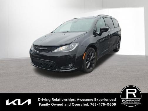 Brilliant Black Crystal Pearlcoat 2018 Chrysler Pacifica Touring-L Plus