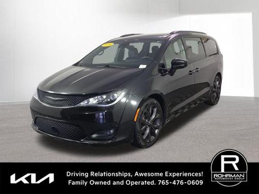 Brilliant Black Crystal Pearlcoat 2018 Chrysler Pacifica Touring-L Plus