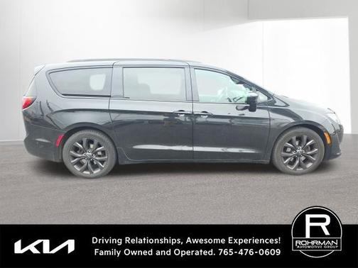 Brilliant Black Crystal Pearlcoat 2018 Chrysler Pacifica Touring-L Plus