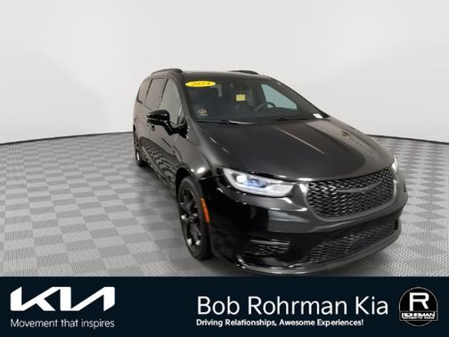 Diamond Black Crystal Pearlcoat 2024 Chrysler Pacifica Touring L