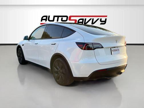 Pearl White Multi-Coat 2025 Tesla Model Y Long Range Dual Motor All-Wheel Drive