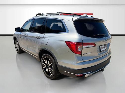 Lunar Silver Metallic 2022 Honda Pilot AWD Elite