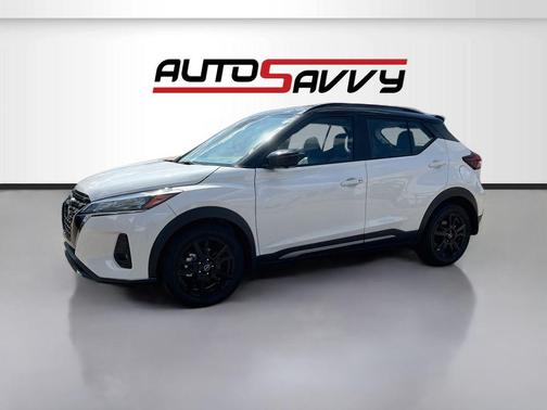 Aspen White Tricoat/Super Black 2024 Nissan Kicks SR