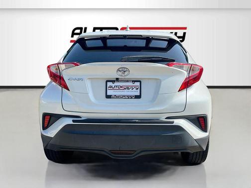Blizzard Pearl 2018 Toyota C-HR XLE Premium