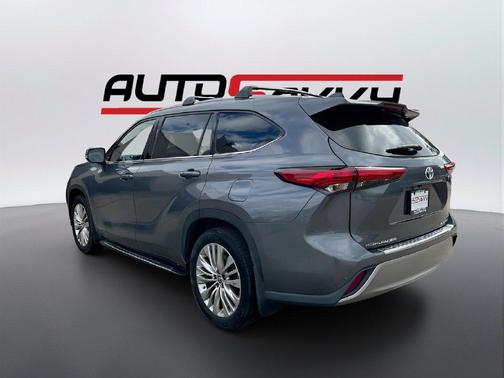 Magnetic Gray Metallic 2021 Toyota Highlander Hybrid Platinum