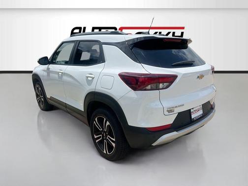 Summit White 2024 Chevrolet Trailblazer LT