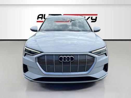 Glacier White Metallic 2021 Audi e-tron Premium Plus