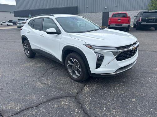 Summit White 2025 Chevrolet Trax LT