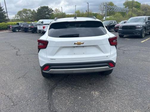Summit White 2025 Chevrolet Trax LT