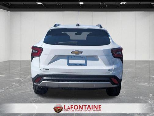 Summit White 2025 Chevrolet Trax LT