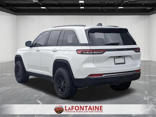 Bright White Clearcoat 2025 Jeep Grand Cherokee Laredo
